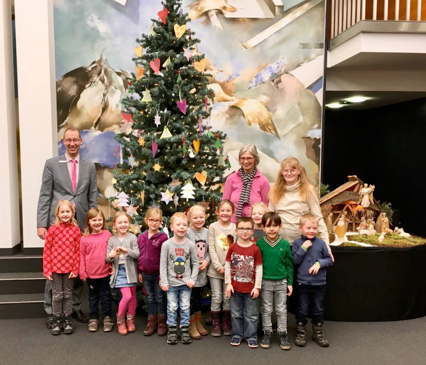 Kindergarten schmückt Weihnachtsbaum | Spökenkieker - Ihr regionales