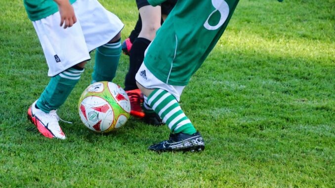 kinder fussball pixabay football-6654430_1280