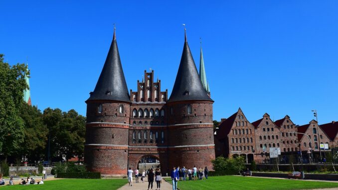 Lübeck pixabay holsten-gate-4036796_1280