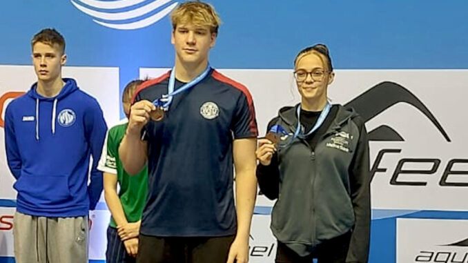 Paul Weißen auf dem Podest über 100m Rücken Kopie