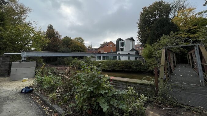 2025-10_Foto_Rohrbrücke über die Ems eingehoben_ Stadtwerke Warendorf Kopie
